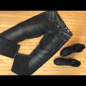 Black distressed miss me skinny jeans.